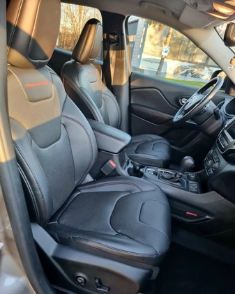 Jeep Cherokee cena 85800 przebieg: 33000, rok produkcji 2019 z Wrocław małe 379